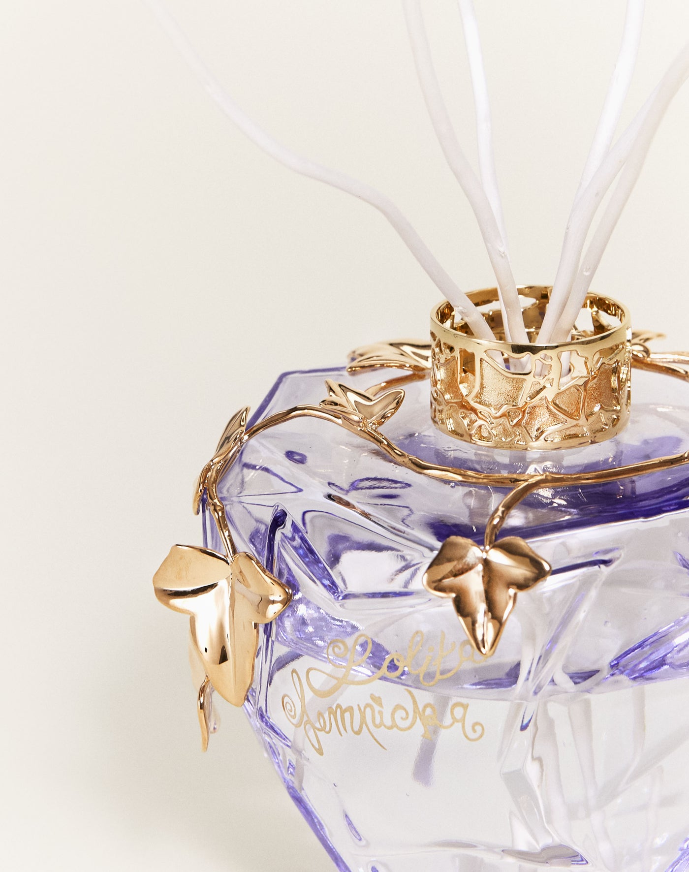 Maison Berger Paris - La collection Maison Berger x Lolita Lempicka arbore  le célèbre bleu parme du flacon iconique Mon Premier Parfum de Lolita  Lempicka 💙